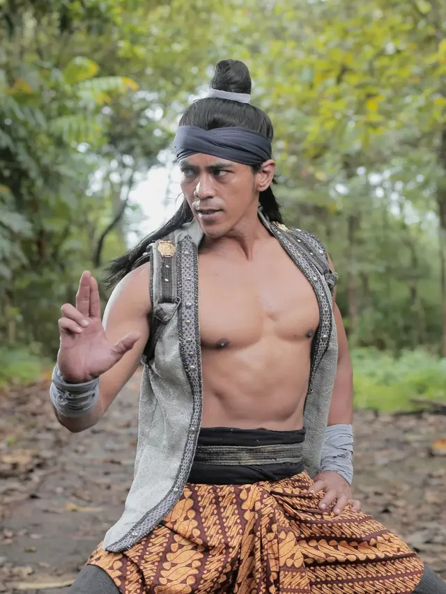 7 Potret Dian Sidik Kembali Main Drama Kolosal dalam Angling Dharma Series