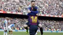 Striker Barcelona, Lionel Messi, bersama Malcom merayakan gol yang dicetaknya ke gawang Espanyol pada laga La Liga di Stadion Camp Nou, Sabtu (30/3). Barcelona menang 2-0 atas Espanyol. (AP/Manu Fernandez)