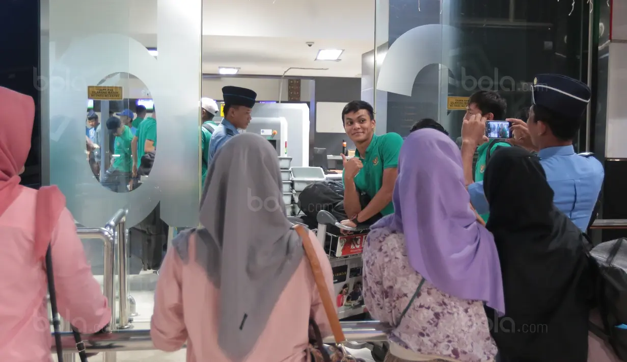 Pemain Timnas U-19, Rahmat Irianto melayani sesi foto sebelum melakukan check in di Bandara Soekarno-Hatta, Cengkareng, (28/10/2017). Timnas U-19 akan mengikuti kualifikasi Piala Asia di Korea Selatan. (Bola.com/Nicklas Hanoatubun)