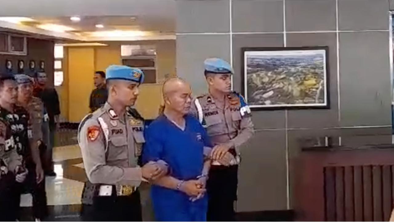 VIDEO: Penampakan AKP Dadang Penembak Polisi Berbaju Tahanan & Diborgol, Bantah Disebut Gila