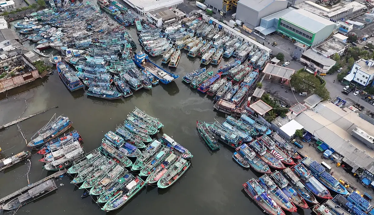 Di sisi lain, Badan Meteorologi, Klimatologi, dan Geofisika (BMKG) memprakirakan kondisi cuaca di sejumlah kota-kota besar di Indonesia pada umumnya berawan dan diguyur hujan ringan, Kamis (10/7/2025). (merdeka.com/Arie Basuki)