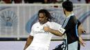 Pemain Real Madrid Legends, Christian Karembeu, berusaha melewati pemain BaniYas FC pada laga persahabatan di Abu Dhabi, UEA, Jumat (4/12/2015). (EPA/Ali Haider)