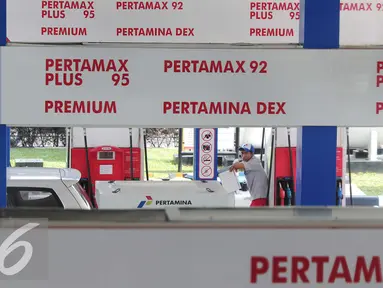 Petugas menunggu pelanggan untuk mengisi bahan bakar minyak (BBM) di SPBU di Jakarta, Selasa (29/3). PT Pertamina (Persero) mengusulkan pemerintah tidak menetapkan penurunan harga BBM terlalu besar. (Liputan6.com/Angga Yuniar)