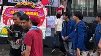Demo di DPR, Mahasiswa Bawa Karangan Bunga