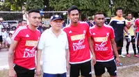 Ferdinand Sinaga (kiri), Ahmad Hisyam Tolle, dan Titus Bonai melanjutkan bermain tarkam sebelum bergabung dengan Sriwijaya FC. (Bola.com/Ahmad Latando)