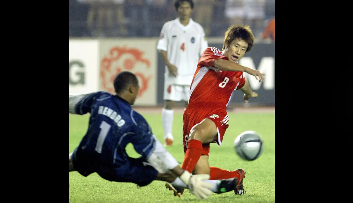 Kiper Timnas Indonesia, Hendro Kartiko (kiri), berusaha menghalau tendangan pemain Timnas China dalam pertandingan Grup A Piala Asia 2004 yang berlangsung di Workers Stadium, Beijing, 18 July 2004. Dalam tiga edisi Piala Asia 1996, 2000, dan 2004, Hendro tampil sebanyak delapan kali untuk Timnas Indonesia. (AFP/Frederic J. Brown)