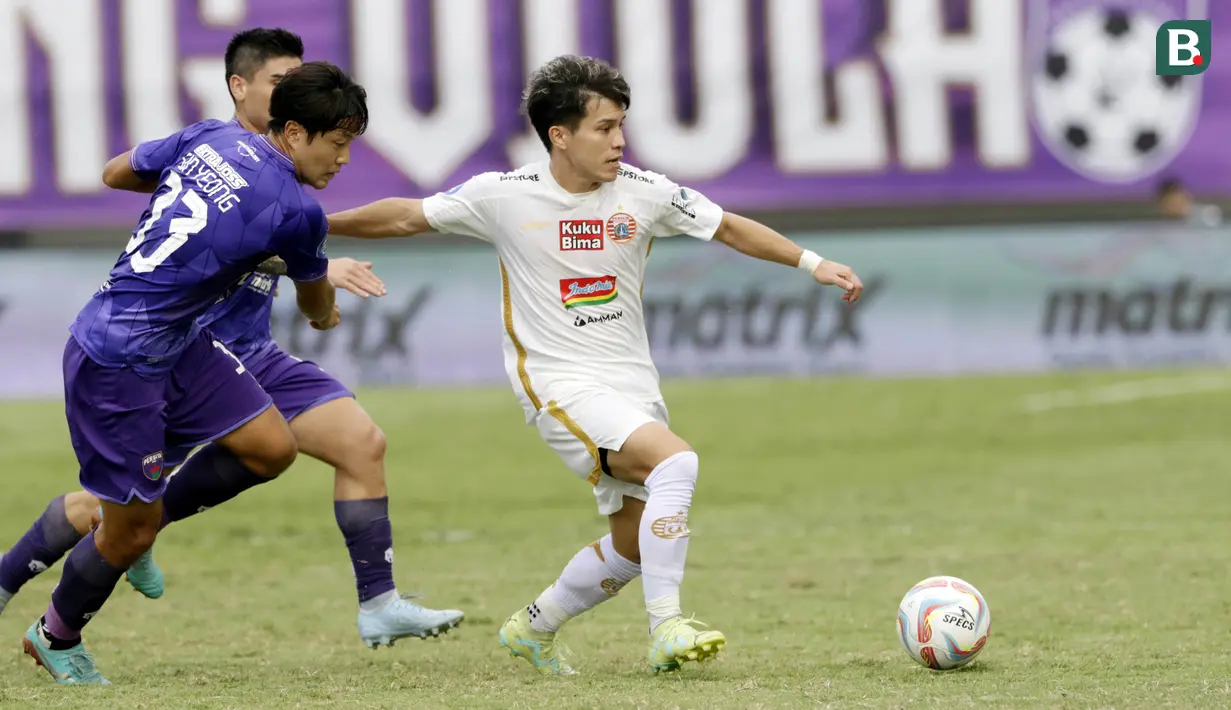 <p>Pemain Persija Jakarta, Ryo Matsumura, berusaha melewati pemain Persita Tangerangpada laga BRI Liga 1 di Stadion Indomilk Arena, Sabtu, (22/7/2023). (Bola.com/Ikhwan Yanuar)</p>