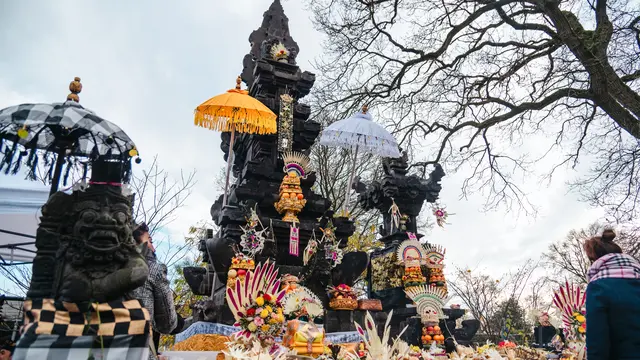 Duta Besar RI untuk Belanda Mayerfas meresmikan pura Hindu pertama di Belanda pada Sabtu (30/11/2024). (Dok. KBRI Den Haag)