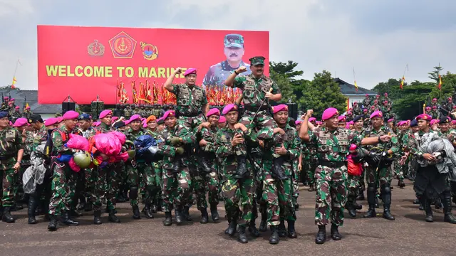 Panglima TNI Hadi Tjahjanto diarak prajurit Marinir di Cilandak, (Kamis 21 Desember 2017). (Dok. Kormar)