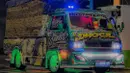 Seperti inilah wujud sebenarnya dari kultur modifikasi sebuah L300. Tetap dengan ubahan di hampir semua sektor, namun tetap berfungsi sebagai mana harusnya sebuah mobil niaga. Dengan modifikasi khasnya seperti ini serta muatan penuh, membuat penampilan mobil ini jadi sangat keren. (Source: Instagram@masizzil___)