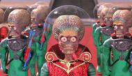 The best 90s alien movies you need to watch. (Photo: Mars Attacks! (1996) - IMDb)
