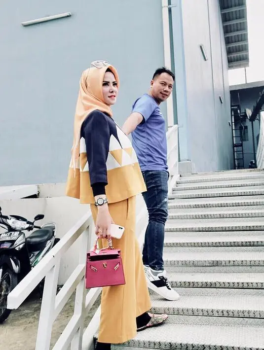 "Jadi ada waktu Vicky ajak untuk sarapan pagi. Dia (Vicky) bilang, 'ayo anak-anak kita break down'. Kan kita semua jadi bingung maksudnya apa. Terus dia bilang, 'ayo kita breakfast' gitu. Kan kita aneh dengarnya," kata Angel Lelga. (Instagram/angellelga)