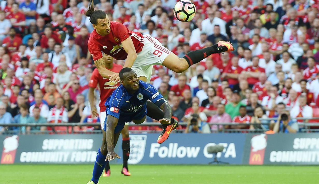 Zlatan Ibrahimovic berduel dengan pemain Leicester City pada ajang Community Shield di Stadion Wembley (7/8/2016). MU menang 2-1. (EPA/Andy Rain)
