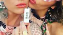 Tak lupa juga, Katy mengunggah foto dirinya bersama sahabatnya dengan memegang lipstick merk 'Katy Kat' di akun instagramnya. (viainstagram@katypery/Bintang.com)