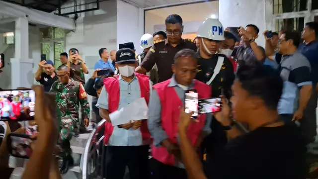 Mantan Bupati Lampung Timur, Dawam Rahardjo (topi hitam dan masker putih) saat digiring ke mobil tahanan Kejati Lampung. Foto : (Liputan6.com/Ardi).