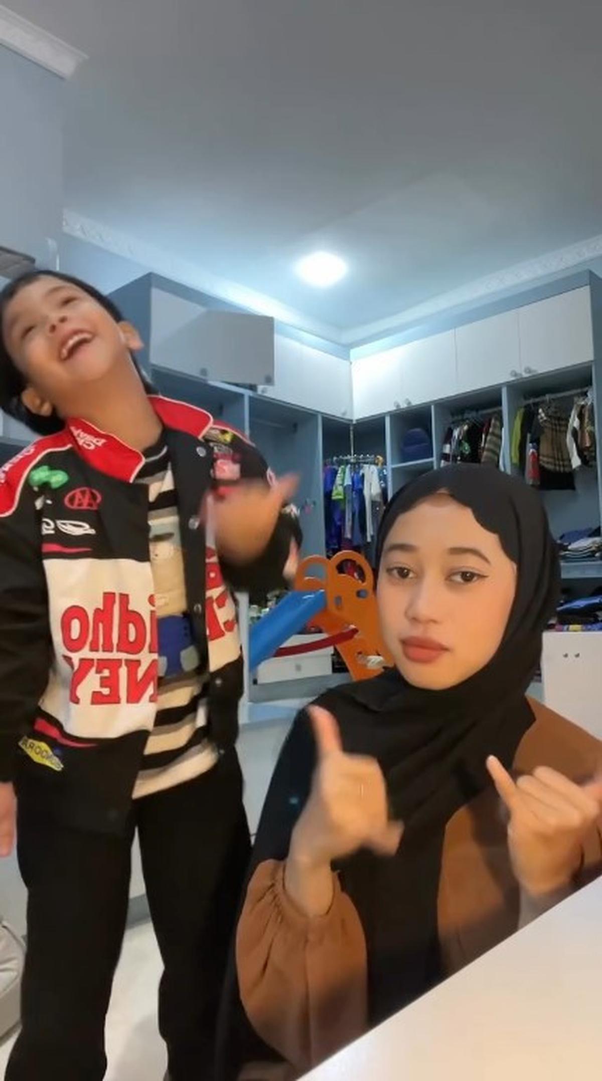 Joget Bareng Pengasuhnya, Gaya Gala Sky bak Anak Bujang - Disebut Jefri Nichol Versi Sachet
