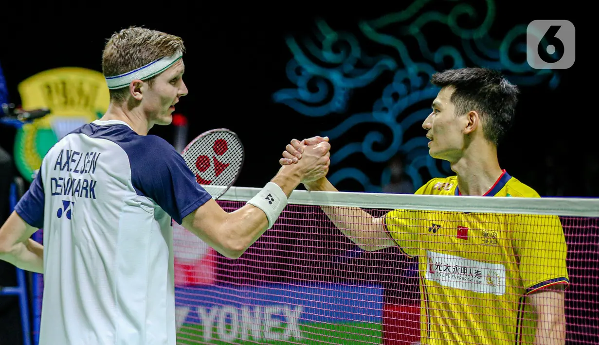 Pebulu tangkis tunggal putra Denmark Viktor Axelsen (kiri) menyalami pebulu tangkis tunggal putra China Zhao Jun Peng pada akhir pertandingan final East Ventures Indonesia Open 2022 di Istora Senayan, Jakarta, Minggu (19/6/2022). Viktor Axelsen menjuarai tunggal putra East Ventures Indonesia Open 2022 usai mengalahkan Zhao Jun Peng dengan skor 21-9, 21-10. (Liputan6.com/Faizal Fanani)