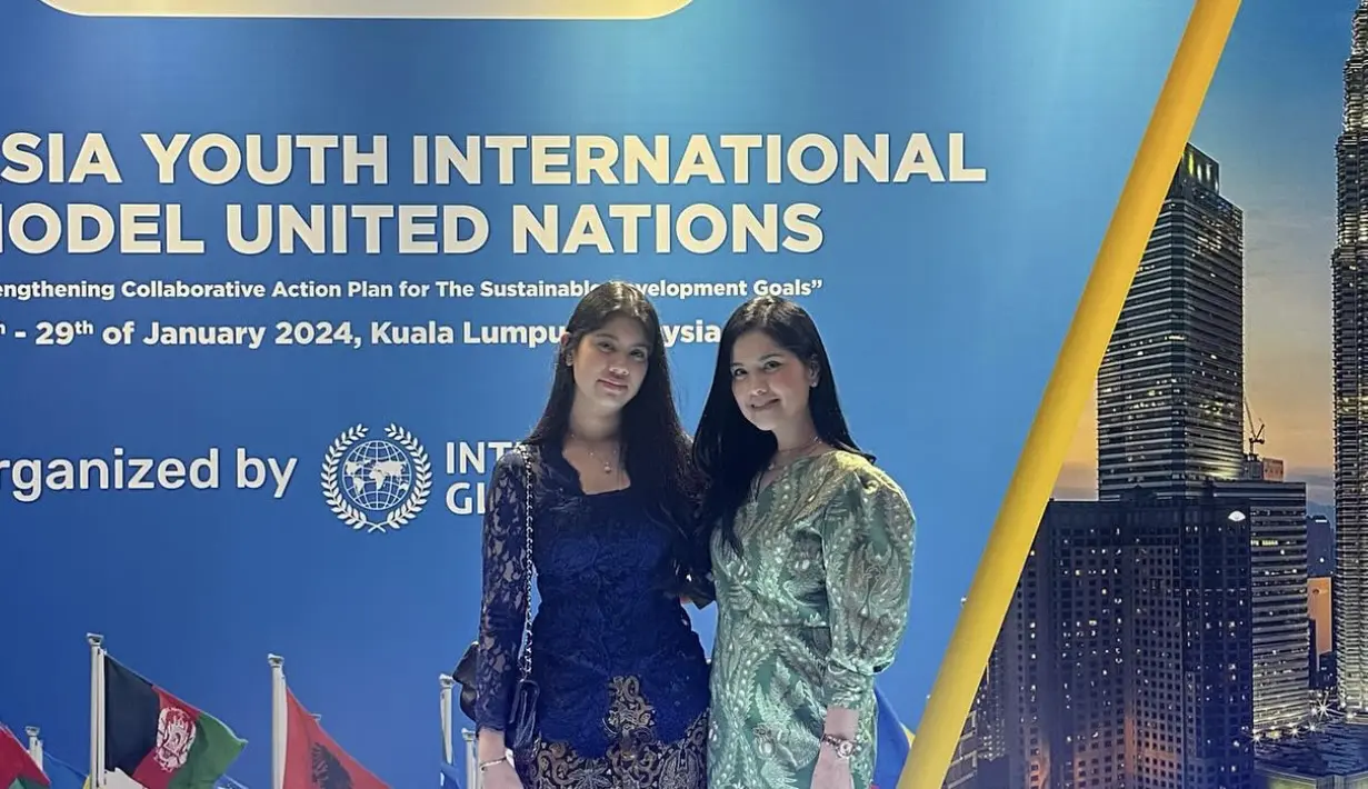 Kali ini aksen dress semakin terlihat unik. Annisa menambahkan aksen volume pada area lengan yang menambah kesan bersahaja.  [Foto: Instagram/ Annisa Pohan]