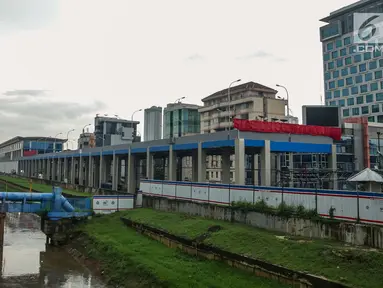 Tampak samping area pembangunan Stasiun Sudirman Baru di Kawasan Dukuh Atas, Jakarta Pusat, Rabu (22/11). Progres pembangunan Stasiun Sudirman Baru kini telah mencapai 96%. (Liputan6.com/Faizal Fanani)