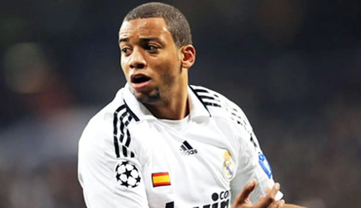 Real Madrid's Brazilian defender Marcelo Vieira reacts after missing a shot against Juventus during their Champions League football match at Santiago Bernabeu stadium in Madrid on November 05, 2008. AFP PHOTO/ PIERRE-PHILIPPE MARCOU 