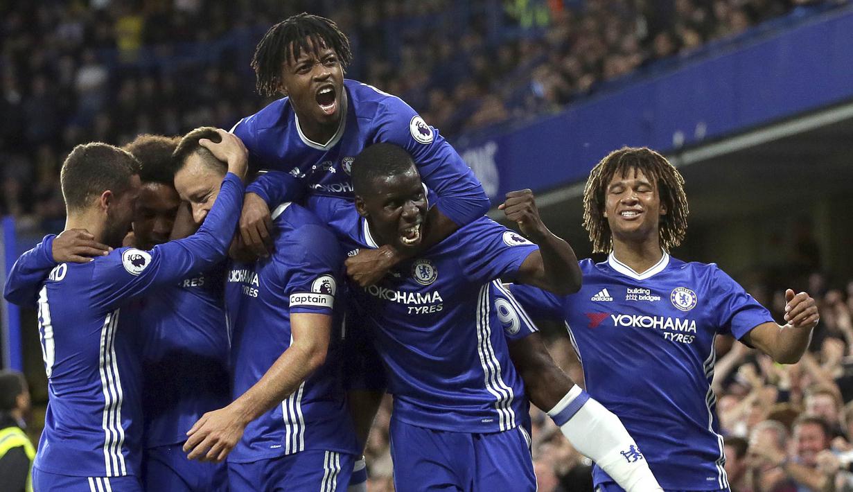 Para pemain Chelsea merayakan gol yang dicetak John Terry ke gawang Watford pada laga Premier League di Stadion Stamford Bridge, London, Senin (15/5/2017). Chelsea menang 4-3 atas Watford. (AP/Tim Ireland)