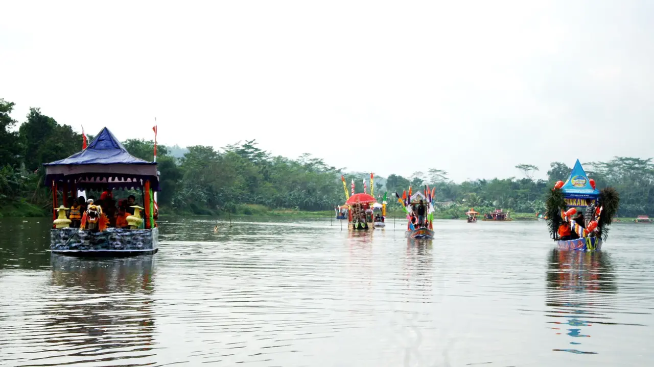 Karnaval perahu hias dalam Festival Serayu tahun 2017. (Foto: Liputan6.com/Muhamad Ridlo)