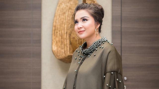 [Bintang] Punya Tubuh yang Berisi? Intip Pilihan Modest Dress Andalan Putri Titian yang Elegan