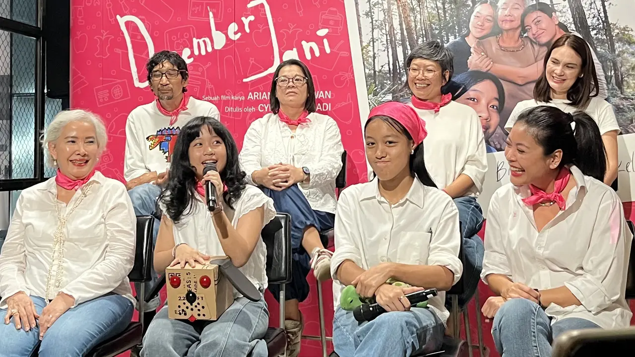 Chempa Puteri memegang mic dan jajaran produser, sutradara, serta cast dalam konferensi pers trailer film "Desember Jani" di kawasan Jakarta pada (14/9/2026)/ (Liputan6.com/Afradhiya N. R)