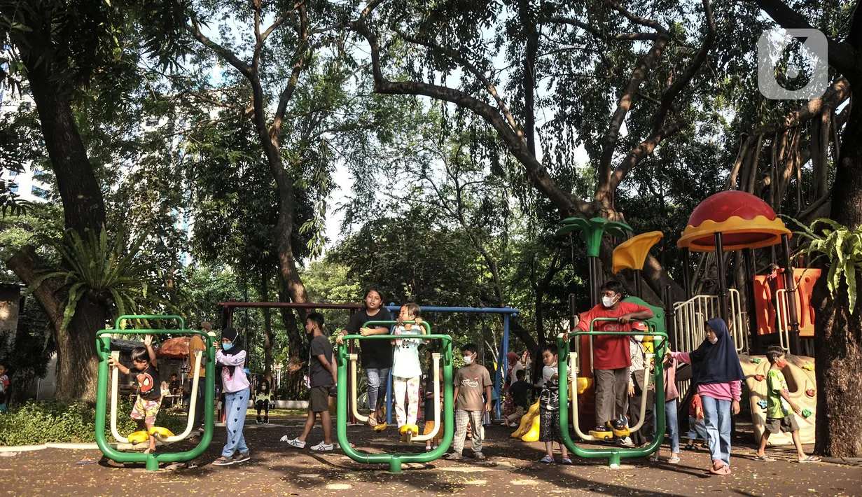 Anak-anak menikmati fasilitas permainan saat berkunjung ke Lapangan Banteng, Jakarta Pusat, Minggu (19/6/2022). Sejak kembali dibuka usai pandemi COVID-19 mereda, Lapangan Banteng kian ramai didatangi warga Jakarta dan menjadi salah satu lokasi wisata alternatif untuk menghabiskan waktu bersama keluarga serta sarana olahraga. (merdeka.com/Iqbal S. Nugroho)