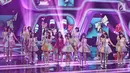 Personel JKT48 beraksi saat memeriahkan panggung SCTV Awards 2017 di Studio 6 Emtek City, Jakarta, Rabu (29/11). Ajang penghargaan SCTV Awards 2017 dihadiri oleh sejumlah bintang-bintang ternama Tanah Air. (Liputan6.com/Herman Zakharia)