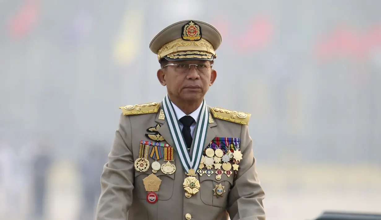 Panglima Tertinggi Myanmar Jenderal Min Aung Hlaing memimpin parade tentara pada Hari Angkatan Bersenjata di Naypyitaw, Myanmar, Sabtu (27/3/2021). Myanmar saat ini sedang dalam kekacauan sejak  para jenderal militer menggulingkan dan menahan pemimpin sipil Aung San Suu Kyi pada Februari. (AP Photo)