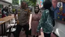 Tersangka kasus penyalahgunaan narkoba Medina Zein (tengah) dan Kabid Humas Polda Metro Jaya Kombes Yusri Yunus (kiri) saat rilis di Polda Metro Jaya, Jakarta, Jumat (3/1/2020). Medina Zein akan menjalani rehabilitasi di Lembaga Pendidikan Polri, Jakarta Selatan. (merdeka.com/Imam Buhori)