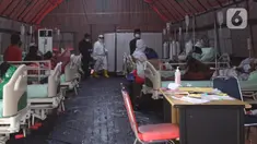 Pasien yang terpapar Covid-19 saat mendapatkan perawatan di dalam tenda darurat yang didirikan di RSUP dr Sintanala, Kota Tangerang, Rabu (30/6/2021). Tenda Darurat di RSUP dr. Sintanala langsung penuh hingga pasien yang terus berdatangan harus mengantri sampai keluar tenda. (Liputan6.com/Angga Yuni