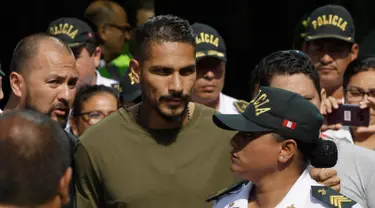 Kapten timnas Sepak Bola Peru Paolo Guerrero saat tiba di Lima, Peru (15/5). Kapten Timnas Peru tersebut gagal menjemput mimpinya untuk tampil di Piala Dunia 2018 Rusia setelah tersandung kasus doping. (AP/Martin Mejia)