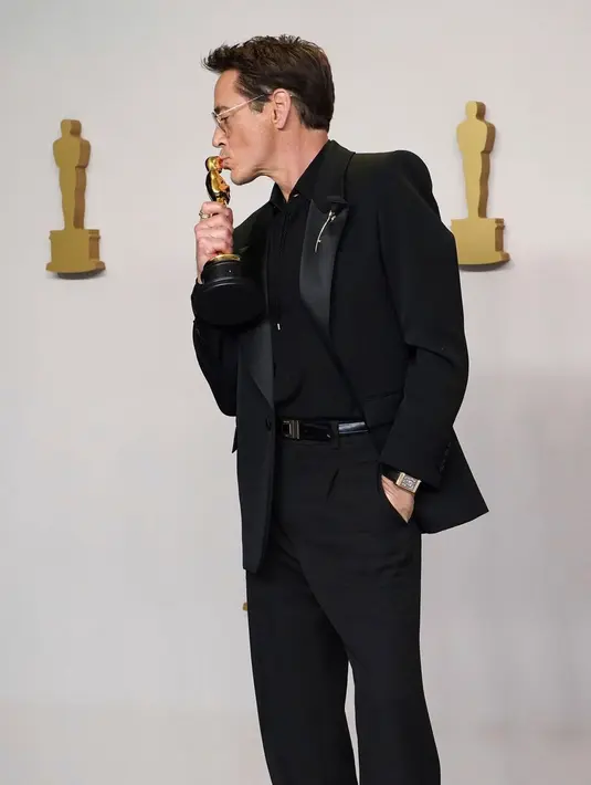 Kehadiran Robert Downey Jr di red carpet memang sulit untuk dilewatkan. Pilihan celananya paling menarik perhatian, karena Robert bukan satu-satunya bintang yang memilih mengenakannya. [Foto: Instagram/withrdj]