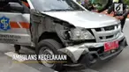 Mengaku mengantuk, sopir ambulans menabrak mobil lain hingga terjadi kecelakaan. Kejadian ini membuat arus lalu lintas macet.