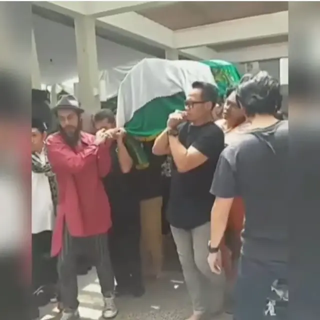 Alex Abbad usung keranda jenaza Ashraf Sinclair. (Foto: Instagram @lambe_turah)