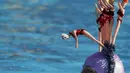 Seorang perenang mengenakan bando berbentuk boneka renang saat ikuti Kejuaraan Renang di Tooting Bec Lido, London,  (24/1/2015). (REUTERS/Luke MacGregor)