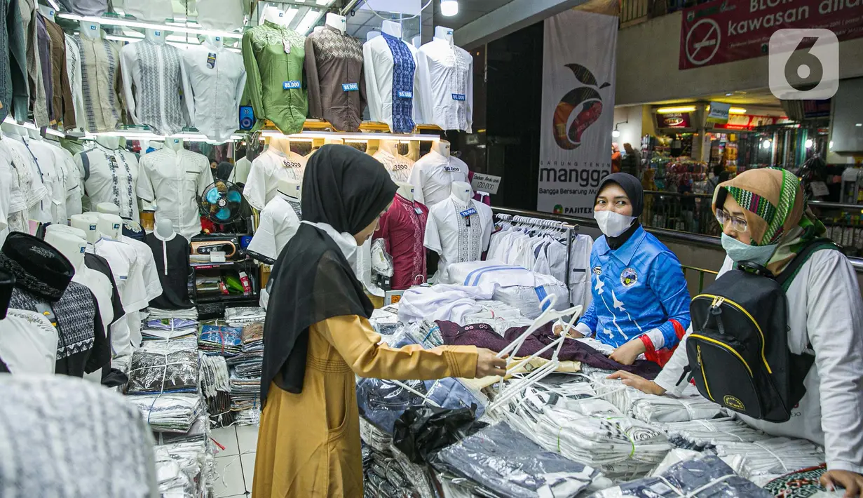 Calon pembeli memilih perlengkapan ibadah di pasar Tanah Abang Jakarta, Sabtu (17/4/2021). Saat bulan Ramadhan, umat muslim ramai berbelanja perlengkapan ibadah seperti, tasbih, sajadah, peci dan baju muslim untuk dipergunakan saat beribadah di bulan suci. (Liputan6.com/Faizal Fanani)