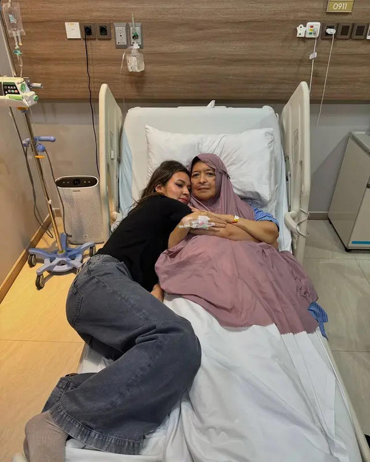 6 Potret Raisa dan Kakak Jaga Ibunda yang Sakit Kanker Paru Stadium 4, Banjir Doa