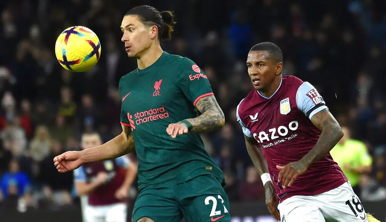 Pemain Liverpool Darwin Nunez (kiri) dan pemain Aston Villa Ashley Young mengejar bola pada pertandingan sepak bola Liga Inggris di Villa Park, Birmingham, Inggris, 26 Desember 2022. Liverpool mengalahkan Aston Villa dengan skor 3-1. (AP Photo/Rui Vieira)