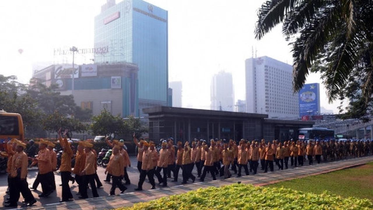 Semarak pawai Hari Veteran, bekas pejuang bawa bambu runcing