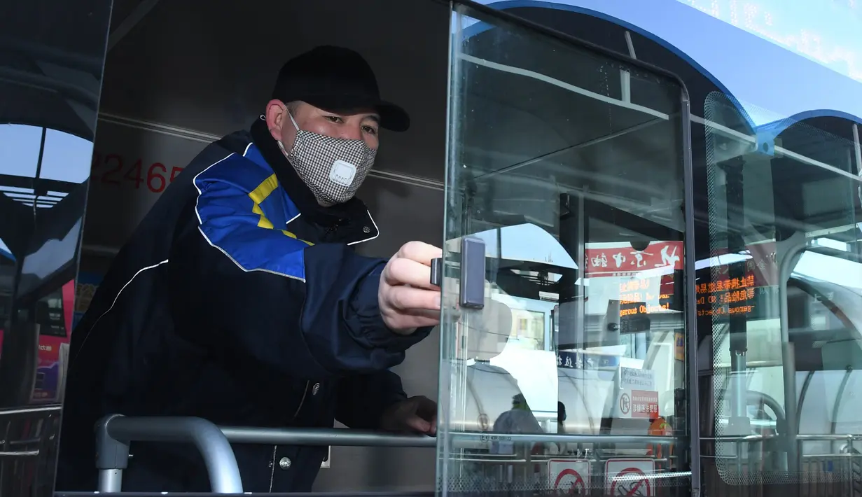 Staf mengatur ventilasi udara pada bus di sebuah terminal bus di ibu kota China, pada 3 Februari 2020. Beijing Public Transport Corporation telah mengambil sejumlah langkah seperti melakukan pembersihan dan disinfeksi pada bus untuk mencegah penyebaran coronavirus baru. (Xinhua/Ren Chao)