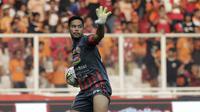 Kiper Persija Jakarta, Andritany Ardhiyasa, melempar bola saat menghadapi Arema FC pada laga Shopee Liga 1 di SUGBK, Jakarta, Sabtu (3/8). Persija bermain imbang 2-2 atas Arema. (Bola.com/YoppyRenato)