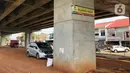 Kendaraan parkir di kolong jalan tol Becakayu di kawasan Cipinang Muara, Jakarta Timur, Jumat (13/3/2020). Minimnya lahan parkir membuat sebagian pemilik kendaraan tetap memarkirkan kendaraannya di kolong tol tersebut, meskipun telah terpampang larangan parkir. (Liputan6.com/Immanuel Antonius)