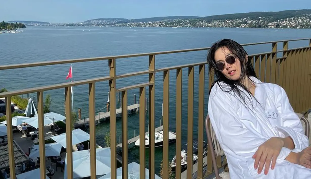 Nong Poy juga sama sekali tak keberatan mengunggah fotonya dengan rambut basah. Yang tetap terlihat sehat dan indah. [@poydtreechada]