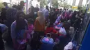Calon pemudik menunggu di Stasiun Senen, Jakarta, Jumat (8/6). Pada H-7 lebaran, jumlah penumpang masih di bawah jumlah penumpang kereta api tahun lalu untuk periode yang sama. (Merdeka.com/Imam Buhori)