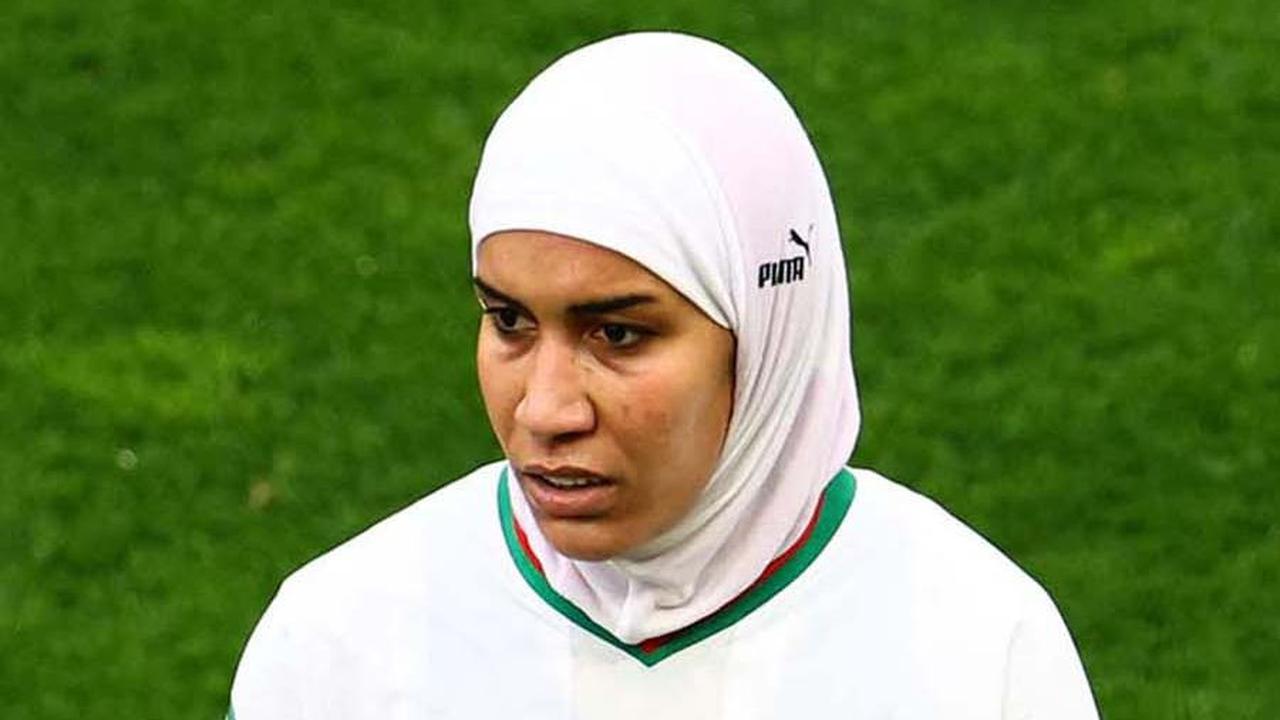 Mengutip Bola.com, Nouhaila Benzina tampil sejak menit awal dalam laga tersebut. Dia mengisi pos bek tengah dalam formasi 4-4-2.