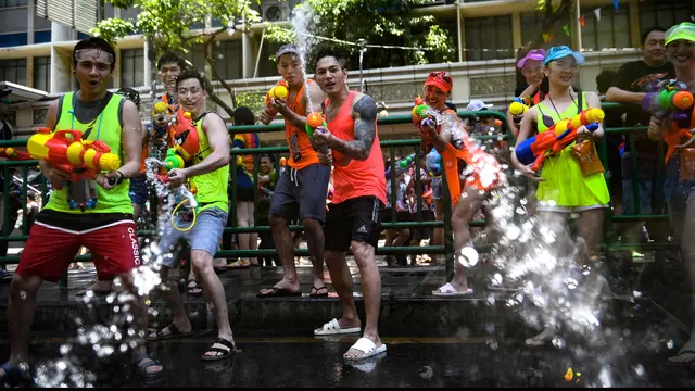 Perang Air di Festival Songkran