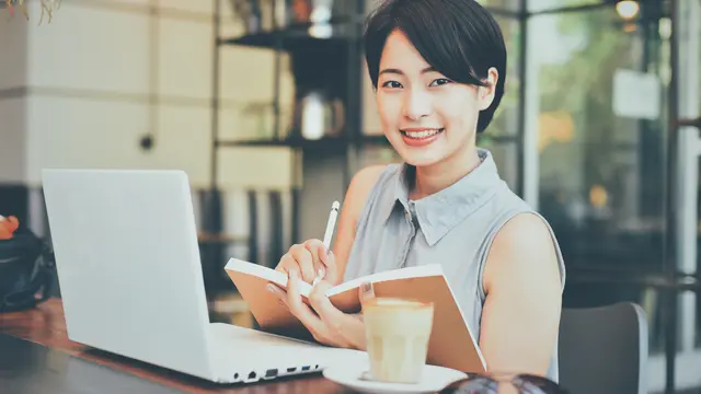 wanita oktober bekerja tersenyum